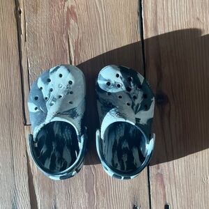 Marbled black and white crocs, toddler 4